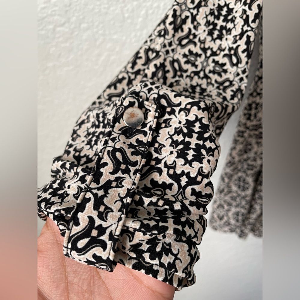 Woman’s size small dressbarn top - Picture 8 of 8